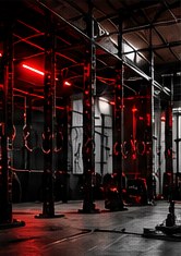 Box de cross training com luzes vermelhas